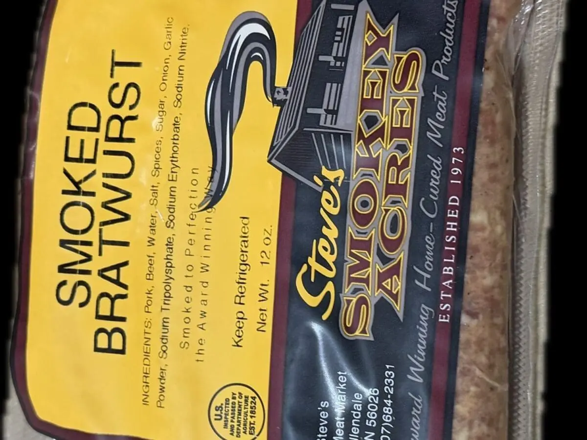 Vacuum-sealed package of smoked bratwurst